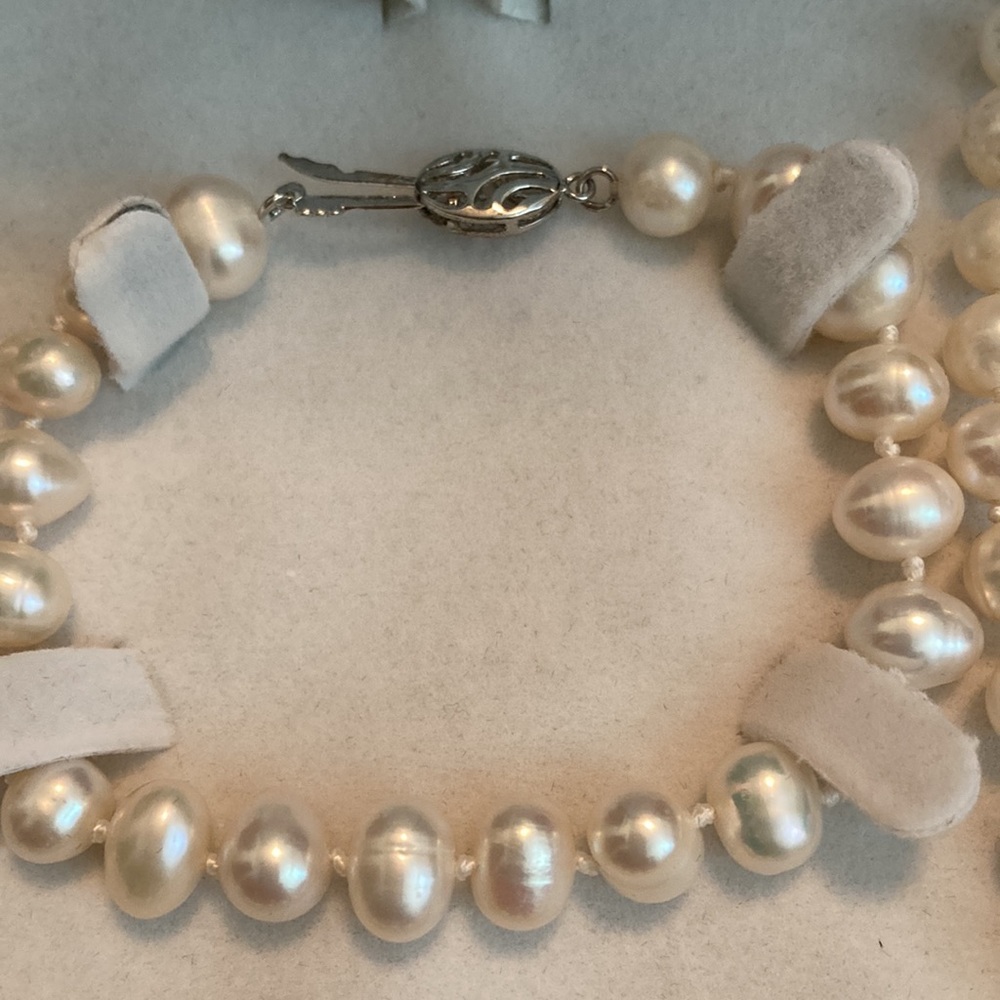 NWOT Pearl Necklace Bracelet & Earrings Set - Picture 4 of 6